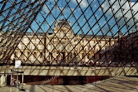 Louvre-Piramide