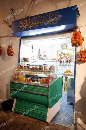 Afrika, Nordafrika, Tunesien, Tunis
Eine Gasse in der Medina mit dem Markt oder Souq in der Altstadt der Tunesischen Hauptstadt Tunis




