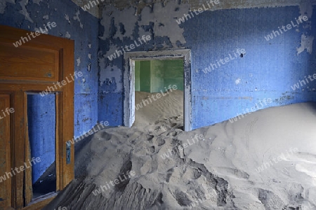 von D?nen und W?stensand eingenommene Wohngebaeude, Arbeitsgebaeude in der ehemaligen Diamantenstadt Kolmanskuppe, Kolmanskop, heute eine Geisterstadt bei L?deritz, Namibia , Afrika