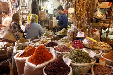 Eine Gasse mit Geschaeften im Souq in der Altstadt der Syrischen Hauptstadt Damaskus