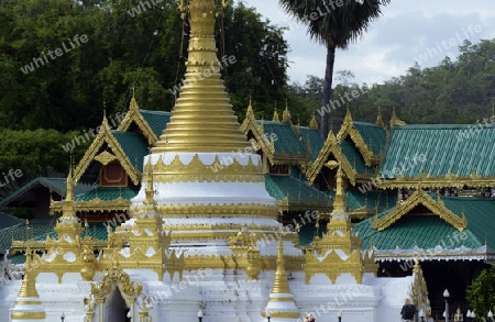 Der Tempel Wat Jong Kham und Jong Klang am See Nong Jong Kham im Dorf Mae Hong Son im norden von Thailand in Suedostasien.