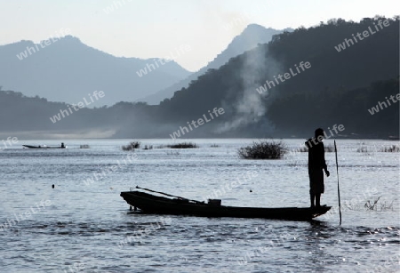 Ein Fischerboot auf dem Mekong River bei Luang Prabang in Zentrallaos von Laos in Suedostasien.