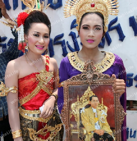 Ein Bild des Koenig Bhumibol Adelyadej von Thailand ist beim traditionellen Raketenfest in der Stadt Yasothon im osten von Thailand allgegenwertig.