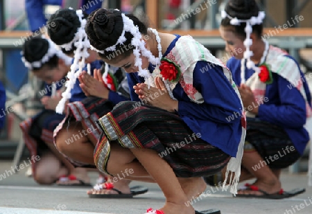 Eine traditionelle Tanzgruppe mit der thailaendischen Begruessung  zeigt sich an der Festparade beim Bun Bang Fai oder Rocket Festival in Yasothon im Isan im Nordosten von Thailand. 