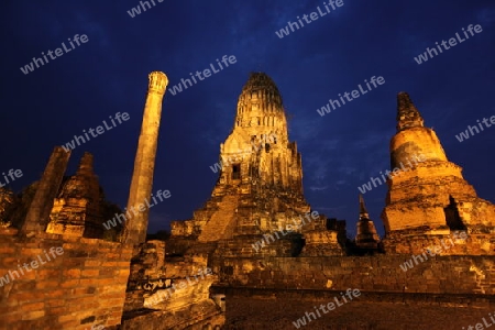 Der Wat Ratburana Tempel in der Tempelstadt Ayutthaya noerdlich von Bangkok in Thailand. 