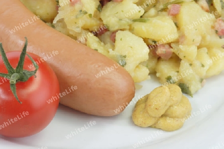 Bockwurst mit Kartoffelsalat auf hellem Hintergrund