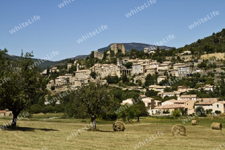 Montbrun les Bains mit Heuballen