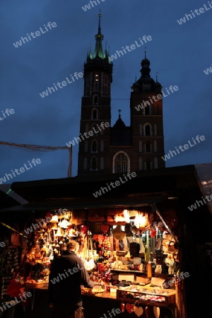 Der Rynek Glowny Platz mit der Marienkirche in der Altstadt von Krakau im sueden von Polen.