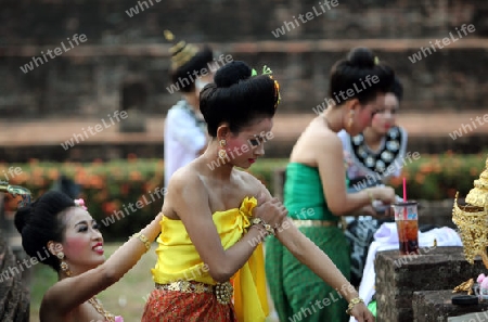 Taenzerinnen einer traditionellen Tanzgruppe bereitet sich auf eine Show vor im Wat Sa Si Tempel in der Tempelanlage von Alt-Sukhothai in der Provinz Sukhothai im Norden von Thailand in Suedostasien.