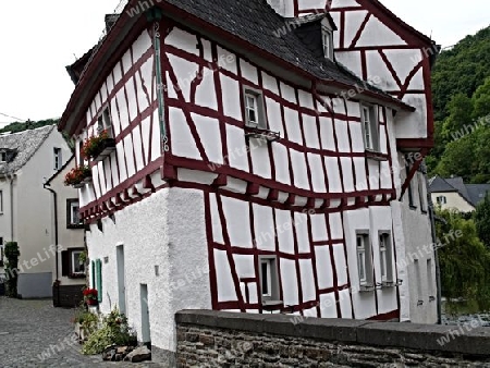 Ein schiefes Haus