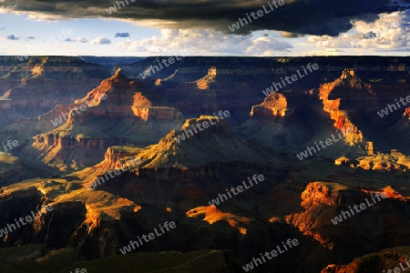 Sonnenuntergang Grand Canyon Nationalpark,  South Rim, Suedrand,  letztes Licht nahe Yavapai Point, Arizona, USA