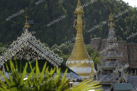 Der Tempel Wat Jong Kham und Jong Klang am See Nong Jong Kham im Dorf Mae Hong Son im norden von Thailand in Suedostasien.