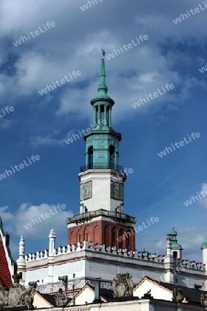 Der Rathausturm auf dem Stray Rynek Platz  in der Altstadt von Poznan im westen von Polen. 