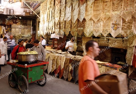 Eine Gasse mit Geschaeften im Souq in der Altstadt der Syrischen Hauptstadt Damaskus