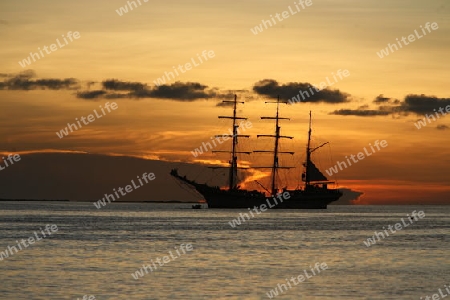 Suedamerika, Karibik, Venezuela, Los Roques, Insel, Atoll, Archipfel, Klima, Reef, Dorfinsel, Segelboot, Dreimaster, Schiff, Sonnenuntergang, Stimmung, Abend,