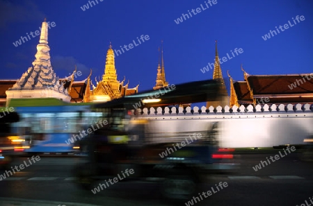 Das Tempelgelaende in der Abendstimmung mit dem Wat Phra Keo beim Koenigspalast im Historischen Zentrum der Hauptstadt Bangkok in Thailand. 