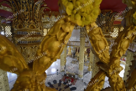 Der Grosse Tempel oder Chedi Phra Maha Chedi Chai Mongkhon auf einem Huegel bei Roi Et in der Provinz Roi Et nordwestlich von Ubon Ratchathani im nordosten von Thailand in Suedostasien.