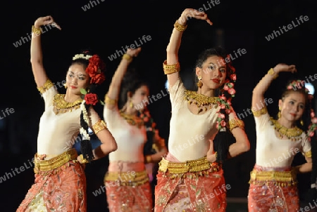 Taenzerinnen bei einem traditionellen Tanz im Santichaiprakan Park am Mae Nam Chao Phraya in der Hauptstadt Bangkok von Thailand in Suedostasien.