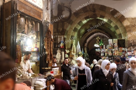 Eine Gasse mit Geschaeften im Souq in der Altstadt der Syrischen Hauptstadt Damaskus