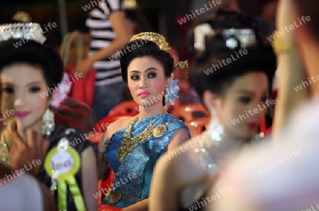 Eine Miss Kandidatin anlaesslich der Miss Wahl beim Bun Bang Fai oder Rocket Festival in Yasothon im Isan im Nordosten von Thailand. 