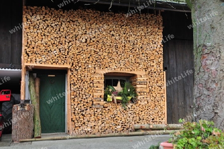 Holzstapel mit Fenster