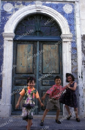 Afrika, Tunesien, Mahdia
Kinder vor einer traditionellen Holt Haustuer in der Altstadt der Kuestenstadt Mahdia in Central Tunesien. (URS FLUEELER)






