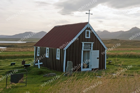 Der Nordwesten Islands, Kirche von Bjarnah?fn vor der Kulisse des Fjordes Breidafj?rdur im Norden der Halbinsel Sn?fellsnes 