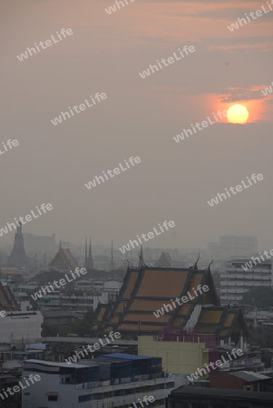 Die Skyline von Bangkok aus Sicht der Tempelanlage des Goldenen Berg in der Hauptstadt Bangkok von Thailand in Suedostasien.