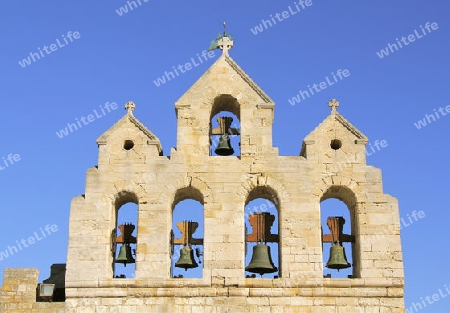 Der Glockenturm der mittelalterlichen Kirche von Saintes-Maries-de-la-Mer