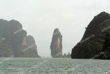 Kalkfelsen und Hoehlen im Ao Phang Nga Nationalpark wenige Bootsminuten oestlich von der Hauptinsel Puket auf der Insel Phuket im sueden von Thailand in Suedostasien.