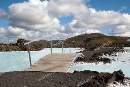 Der S?dwesten Islands, Reykjanes Halbinsel s?dlich von Reykjavik, Br?cke an der "Blauen Lagune"