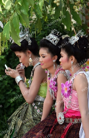 Eine traditionelle Tanz Gruppe zeigt sich an der Festparade beim Bun Bang Fai oder Rocket Festival in Yasothon im Isan im Nordosten von Thailand. 