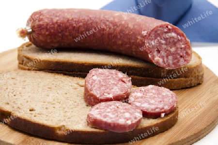 Knoblauchsalami mit Brot