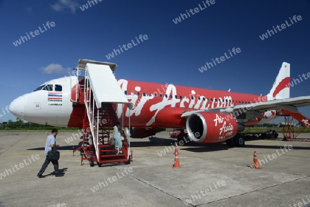 Ein Flugzeug von Air Asia auf dem Airport von Ubon Ratchathani im nordosten von Thailand in Suedostasien.