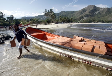 Suedamerika, Karibik, Venezuela, Nord, Chuao, National Park Hanri Pittier, Dorf, Cacao Dorf, Kakao Dorf, Beach, Strand, Boot, Taxiboot, Baustein Transport, Dorf ohne Strassenverbindung, Wirtschaft, 