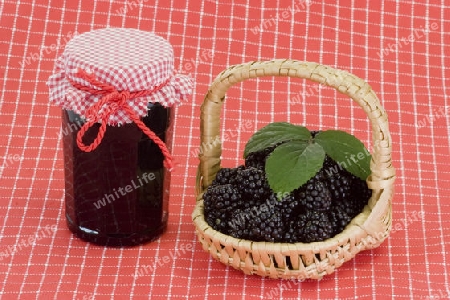 Brombeermarmelade mit frischen Brombeeren