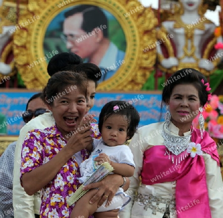 Ein Bild des Koenig Bhumibol Adelyadej von Thailand ist beim traditionellen Raketenfest in der Stadt Yasothon im osten von Thailand allgegenwertig.