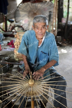 Die traditionelle Papierschirm Produktion in Chiang Mai im  Norden von Thailand