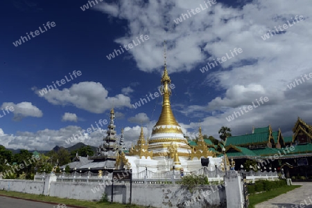 Der Tempel Wat Jong Kham und Jong Klang am See Nong Jong Kham im Dorf Mae Hong Son im norden von Thailand in Suedostasien.