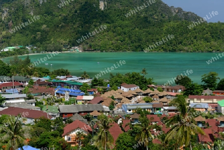 The view from the Viewpoint on the Town of Ko PhiPhi on Ko Phi Phi Island outside of the City of Krabi on the Andaman Sea in the south of Thailand. 