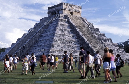 Die Pyramide der Maya Ruine von Chichen Itza im Staat Yucatan auf der Halbinsel Yuctan im sueden von Mexiko in Mittelamerika.   