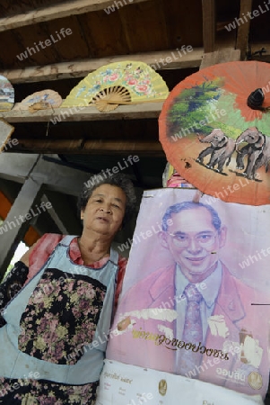 Ein Bild das Koenig Bhumibol auf eineer Papier Schirm Fabrik in Chiang Mai im norden von Thailand in Suedostasien.