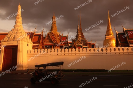 Das Tempelgelaende in der Abendstimmung mit dem Wat Phra Keo beim Koenigspalast im Historischen Zentrum der Hauptstadt Bangkok in Thailand. 