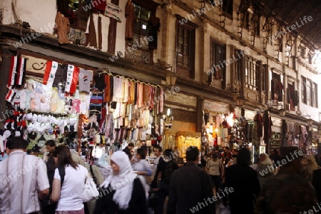 Eine Gasse mit Geschaeften im Souq in der Altstadt der Syrischen Hauptstadt Damaskus