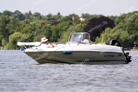 motorboot ankert auf einem see