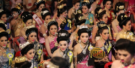 Eine Miss Kandidatin anlaesslich der Miss Wahl beim Bun Bang Fai oder Rocket Festival in Yasothon im Isan im Nordosten von Thailand. 