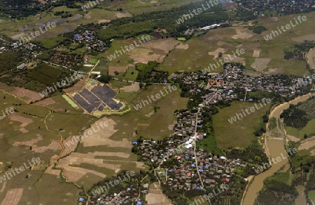 Sicht von einem Flugzeug auf dem Flug ueber Chiang Mai im norden von Thailand in Suedostasien.