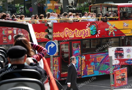 Ein Touristen Stadtbus in der Innenstadt der Hauptstadt Lissabon in Portugal.    