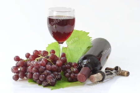 Rotwein mit roten Trauben auf hellem Hintergrund