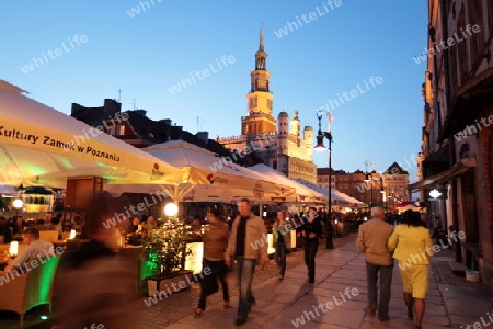 Der Rathausturm auf dem Stray Rynek Platz  in der Altstadt von Poznan im westen von Polen